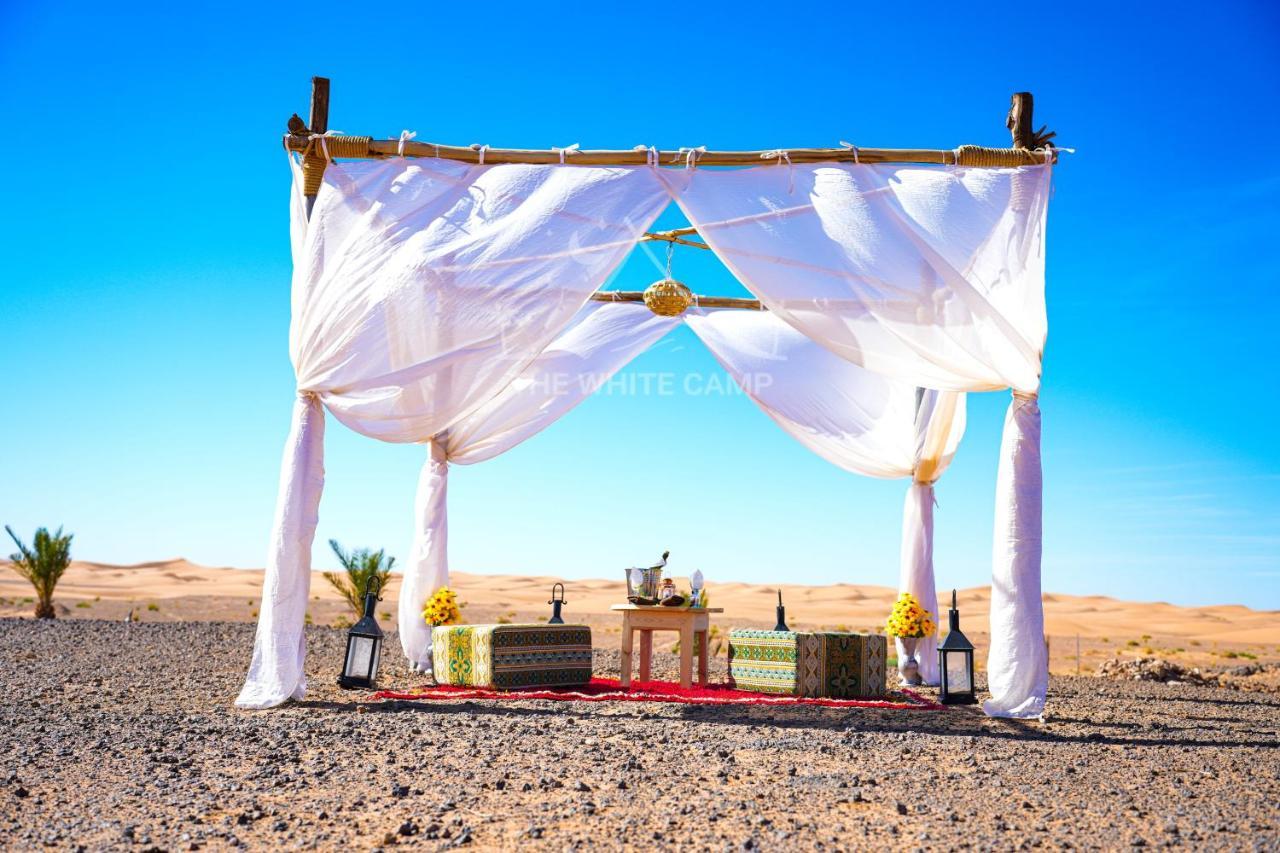 The White Camp - Your Merzouga Luxury Desert Camp & Erg Chebbi Dunes Camel Riding Dış mekan fotoğraf