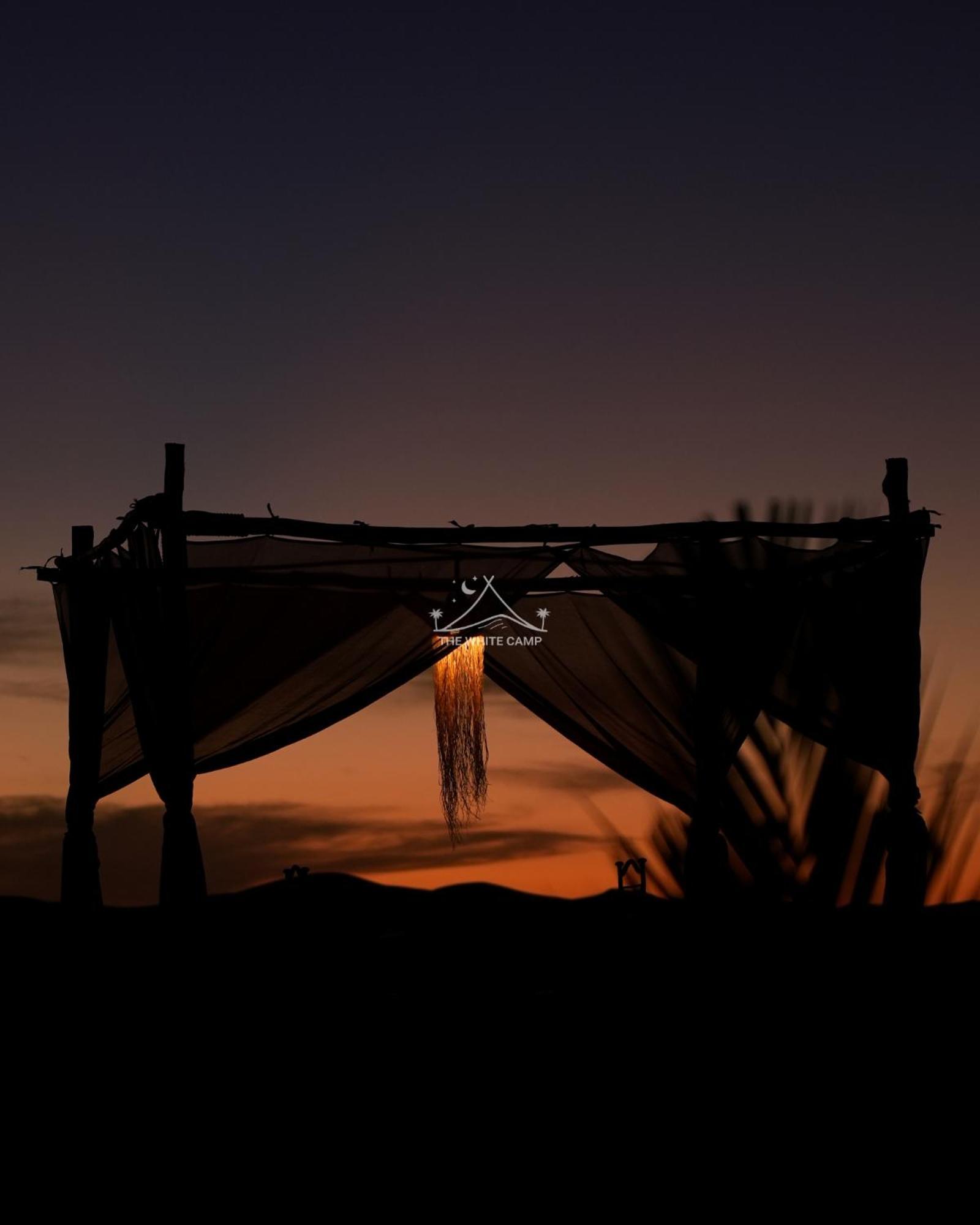 The White Camp - Your Merzouga Luxury Desert Camp & Erg Chebbi Dunes Camel Riding Dış mekan fotoğraf