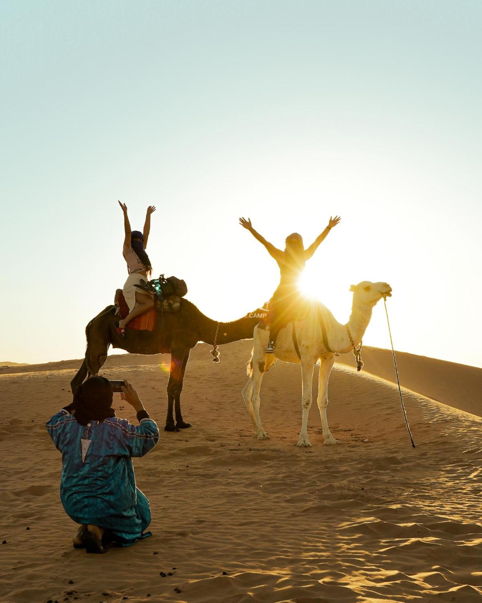The White Camp - Your Merzouga Luxury Desert Camp & Erg Chebbi Dunes Camel Riding Dış mekan fotoğraf