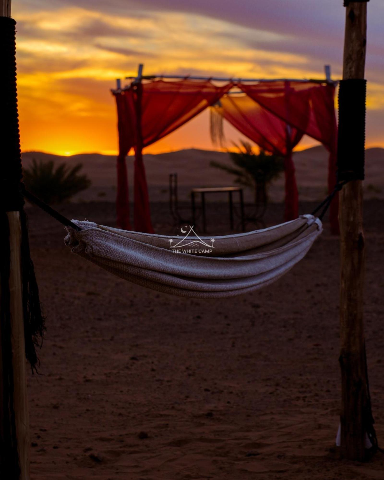 The White Camp - Your Merzouga Luxury Desert Camp & Erg Chebbi Dunes Camel Riding Dış mekan fotoğraf