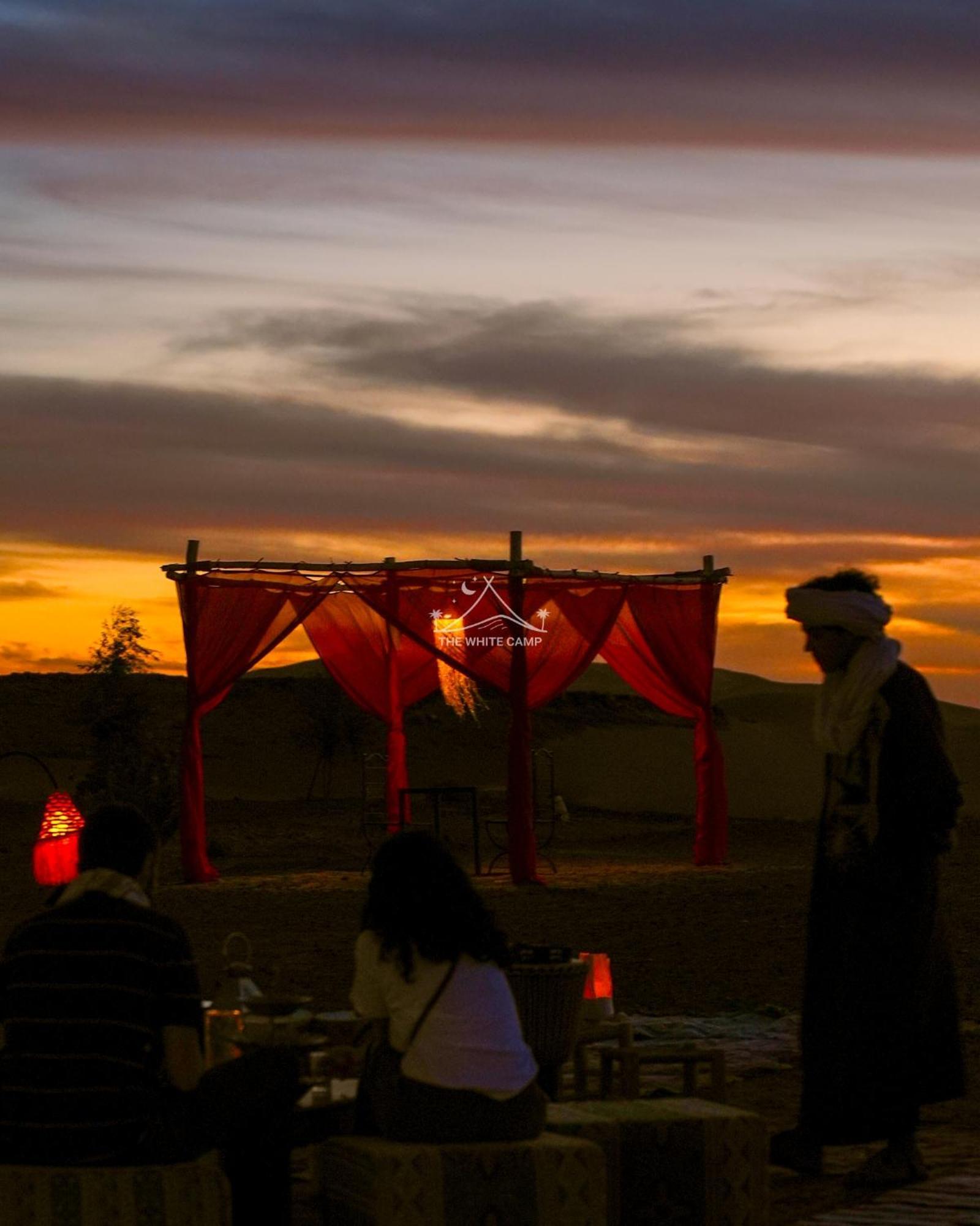 The White Camp - Your Merzouga Luxury Desert Camp & Erg Chebbi Dunes Camel Riding Dış mekan fotoğraf