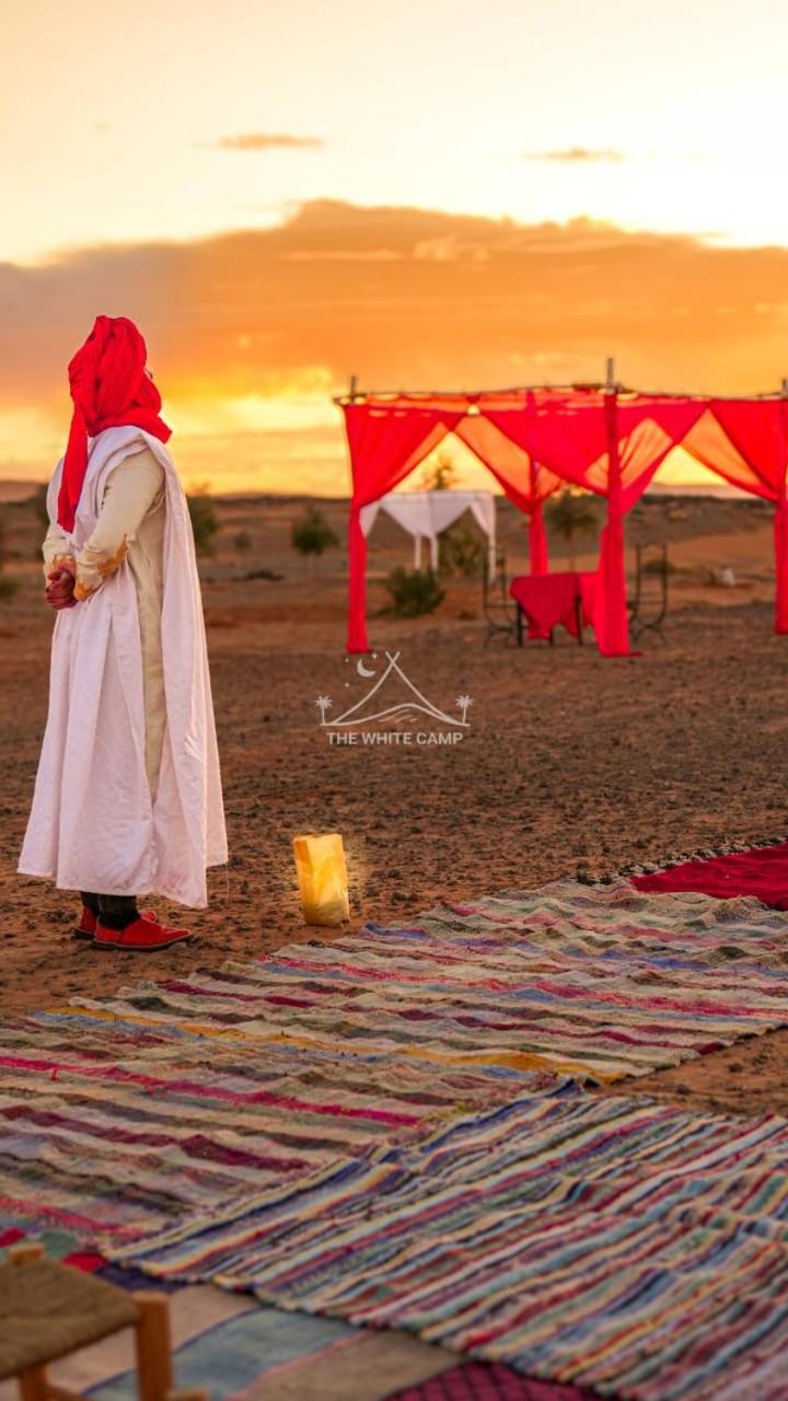 The White Camp - Your Merzouga Luxury Desert Camp & Erg Chebbi Dunes Camel Riding Dış mekan fotoğraf