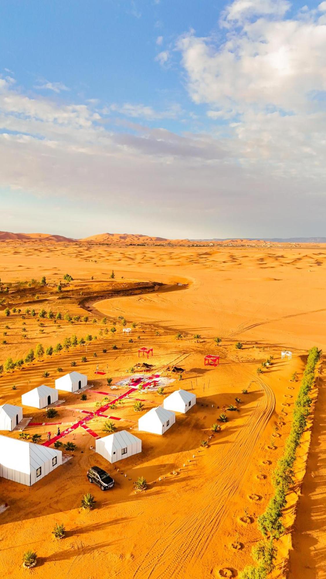 The White Camp - Your Merzouga Luxury Desert Camp & Erg Chebbi Dunes Camel Riding Dış mekan fotoğraf